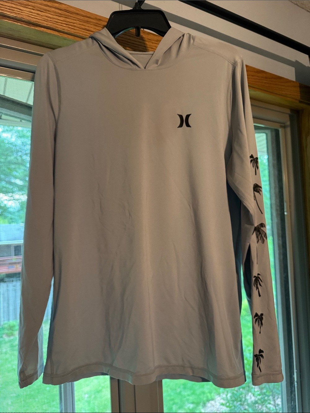 Hurley Men’s Light Gray Hooded Long-Sleeve Shirt with Black Palm Sleeve Graphics